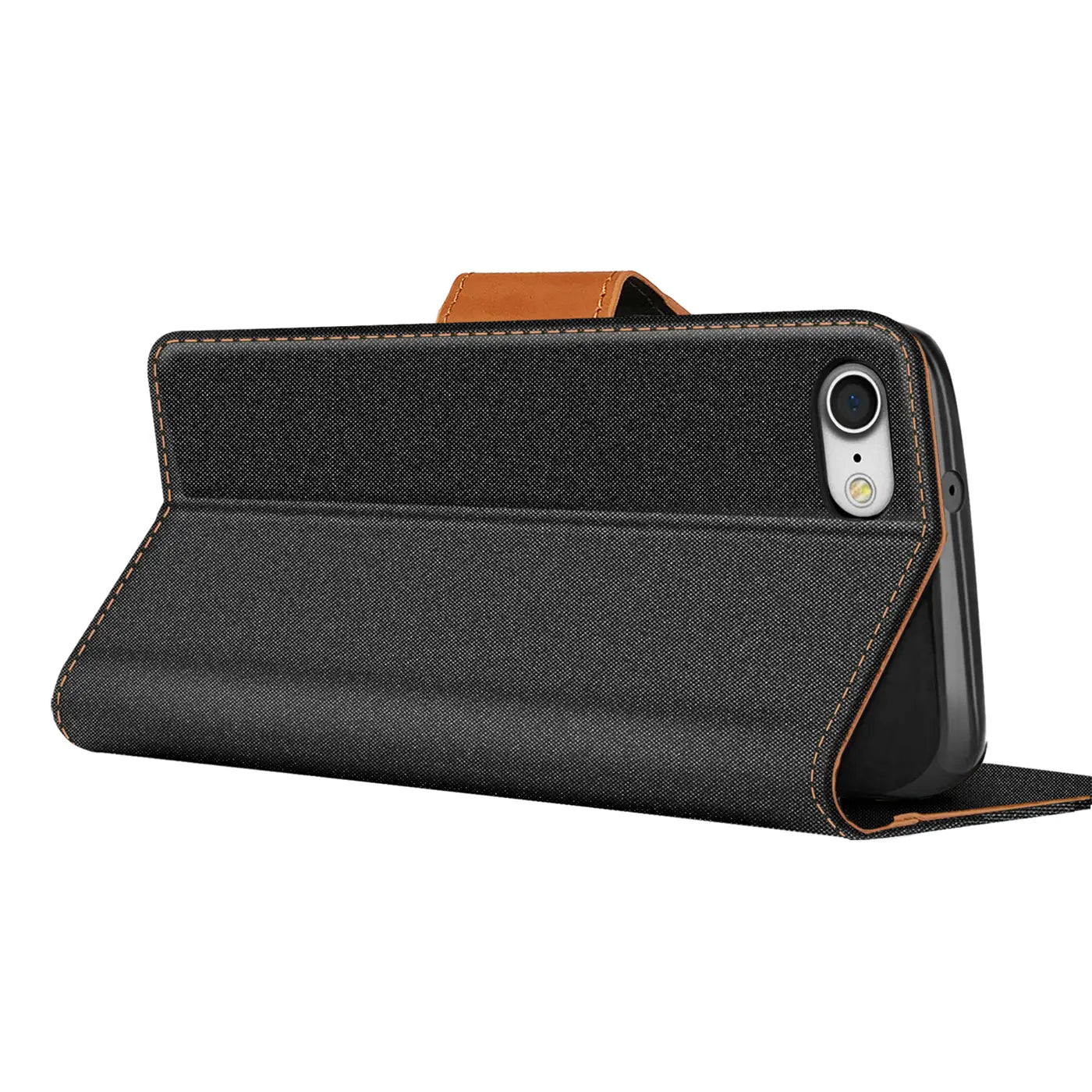Schwarze Textil-Klapphülle mit braunen Akzenten, von schräg hinten auf ein iPhone 7/8/SE 2/SE 3 gelegt.