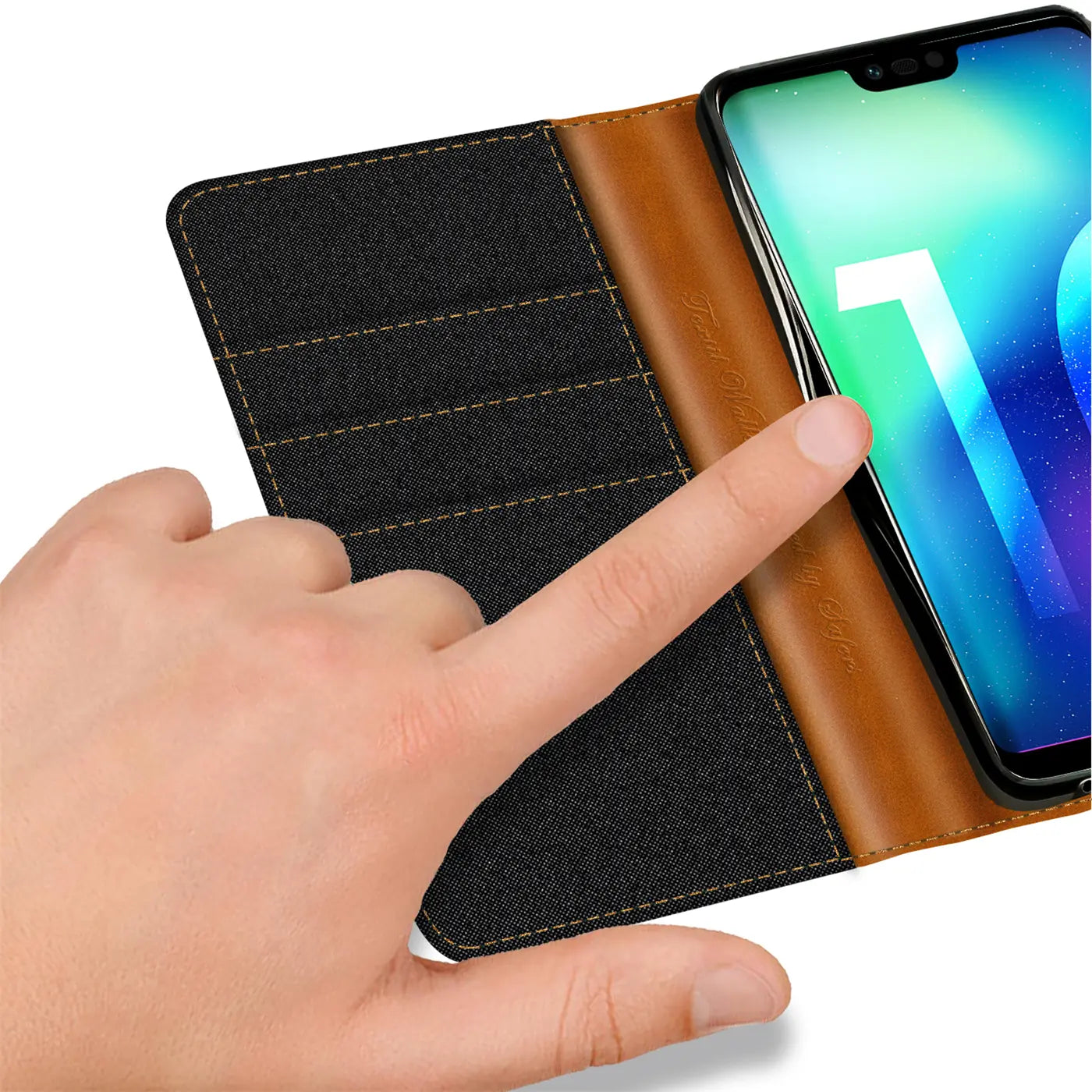 Honor 10 mit brauner Leder-Klapphülle, schwarzes Textil, Kartenfächer, Finger berührt Bildschirm.