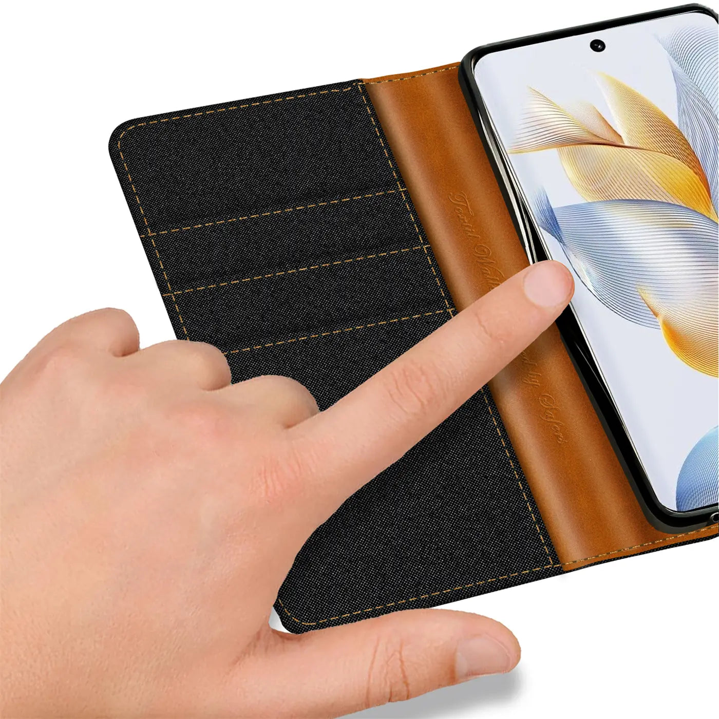 Honor 90 in schwarzer Textilhülle mit braunen Lederfächern, aus der Nähe, Finger berührt Bildschirm.