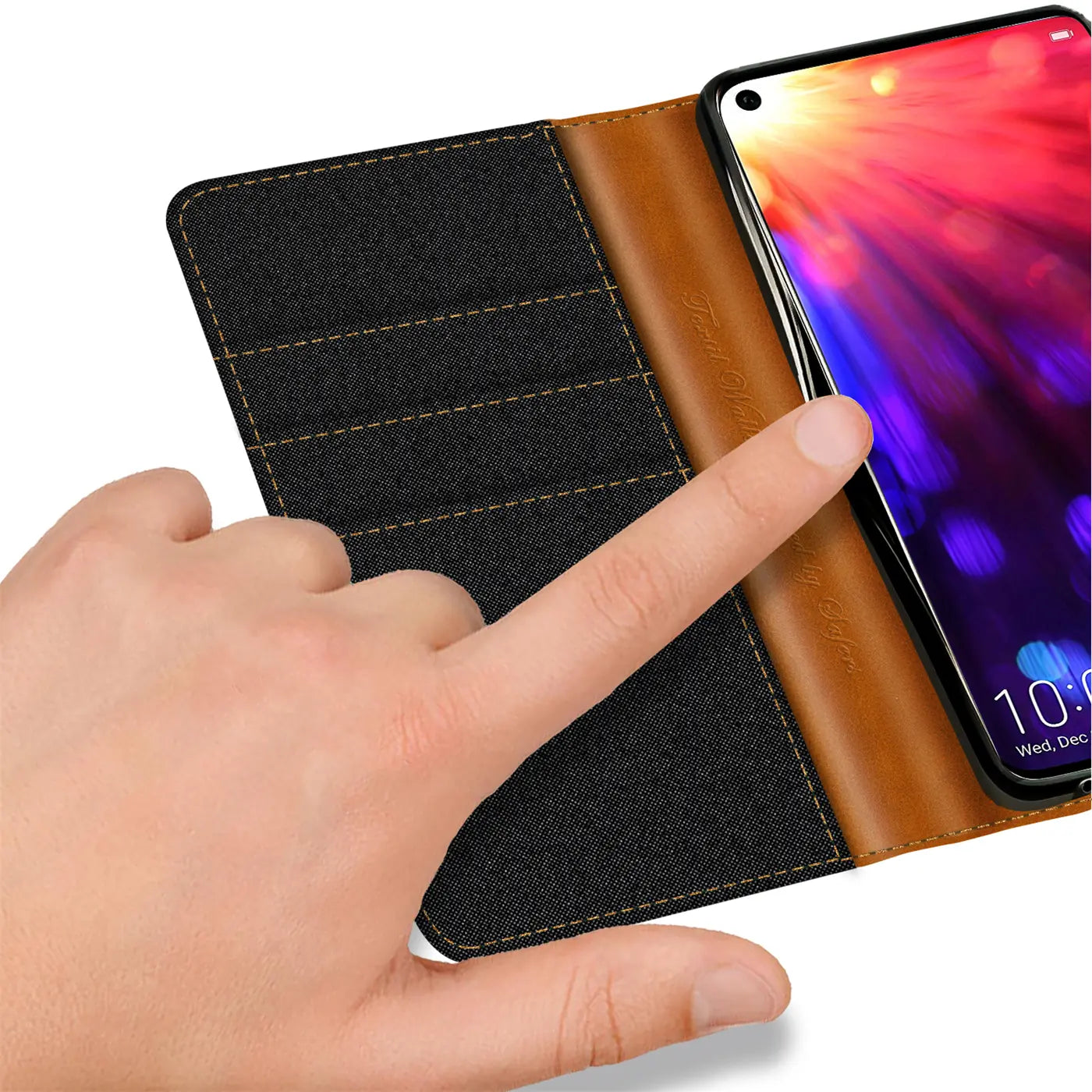 Honor View 20: Schwarze Textilhülle, braunes Leder, Finger auf Display, Kartenfächer