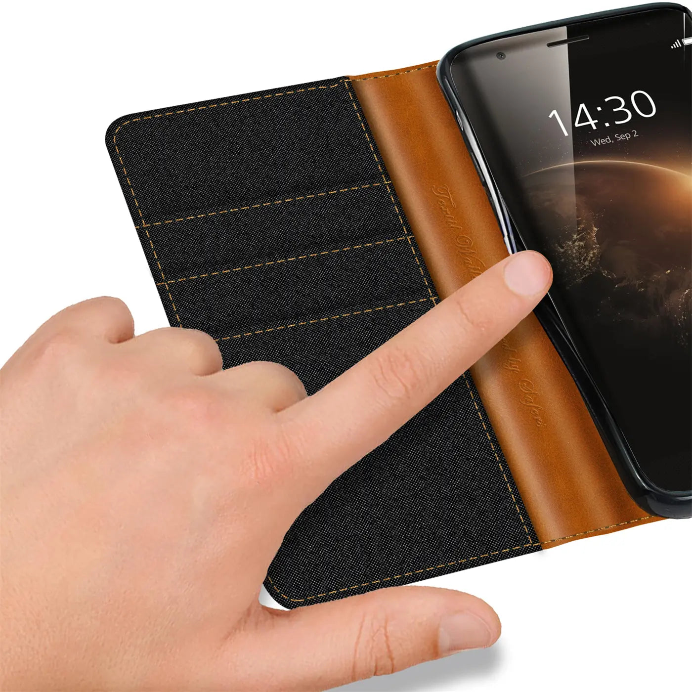 Schwarze Textil-Klapphülle mit braunem Lederdetail, Finger berührt Huawei G8.