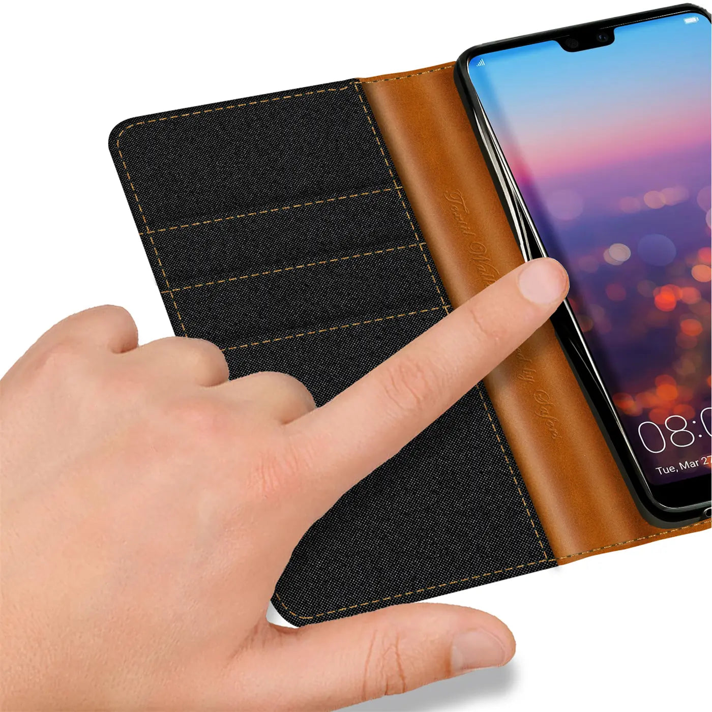 Hand berührt Huawei P20 in brauner Textil-Klapphülle mit Kartenfächern.