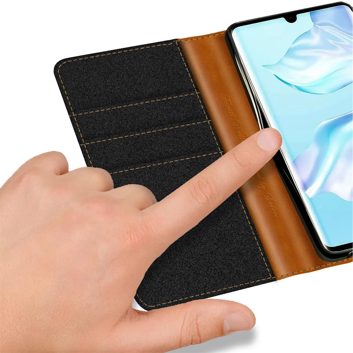 Hand berührt Huawei P30 in schwarzer Textil-Klapphülle mit braunen Lederdetails.