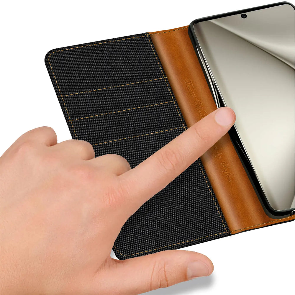 Hand berührt Huawei Pura 70 Pro in schwarzer Textil-Klapphülle mit braunem Leder.