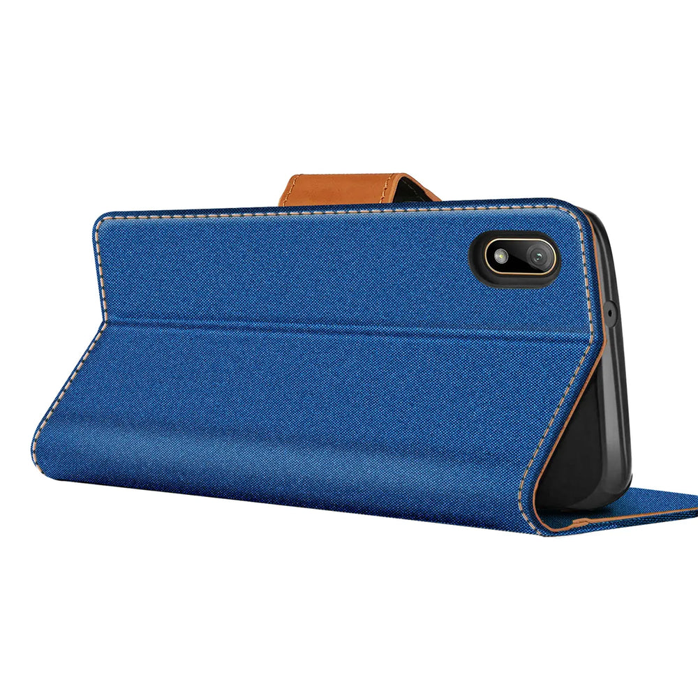 Blaue Textil-Klapphülle mit braunem Lederakzent für Huawei Y5 2019, Seitenansicht.