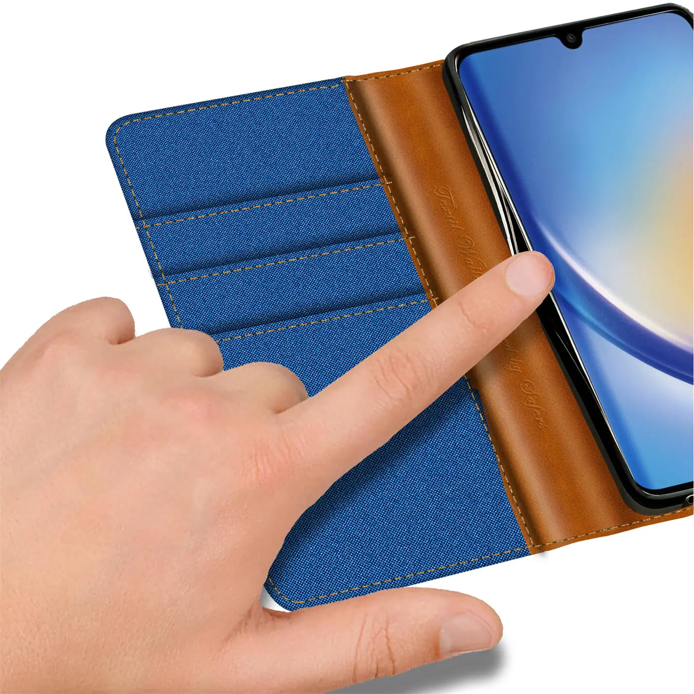Blaue Textil-Klapphülle mit braunem Lederdetail, Kartenfach, Finger auf Samsung A05s Display.