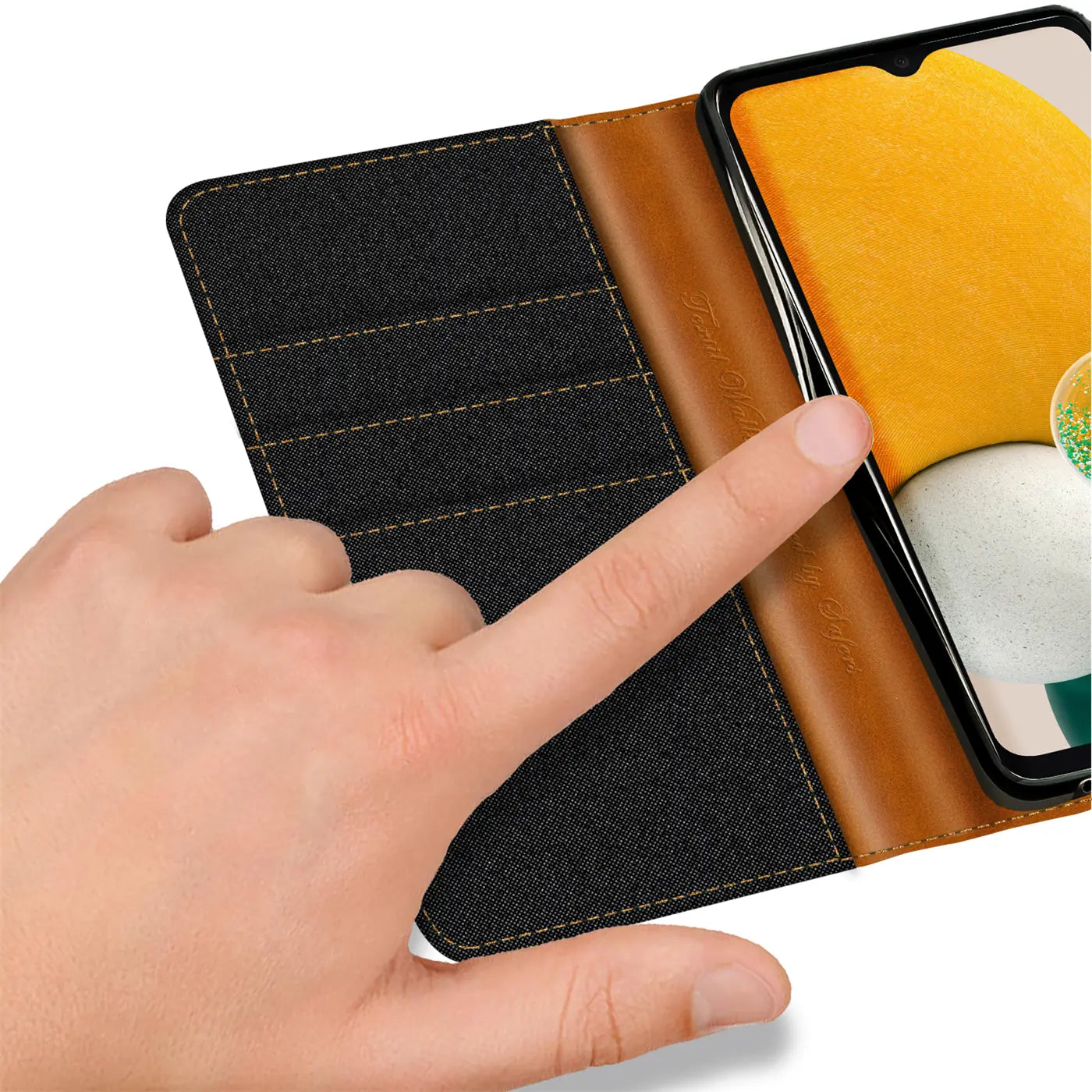 Schwarze Textil-Klapphülle mit braunem Lederdetail, zeigt Samsung Galaxy A13 5G/A04s.