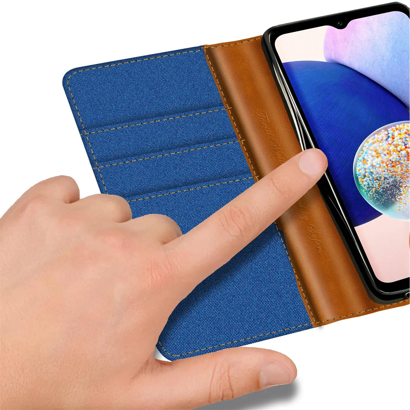 Blaue Textil-Klapphülle mit braunen Lederdetails und Kartenfächern, zeigt Samsung Galaxy A14.