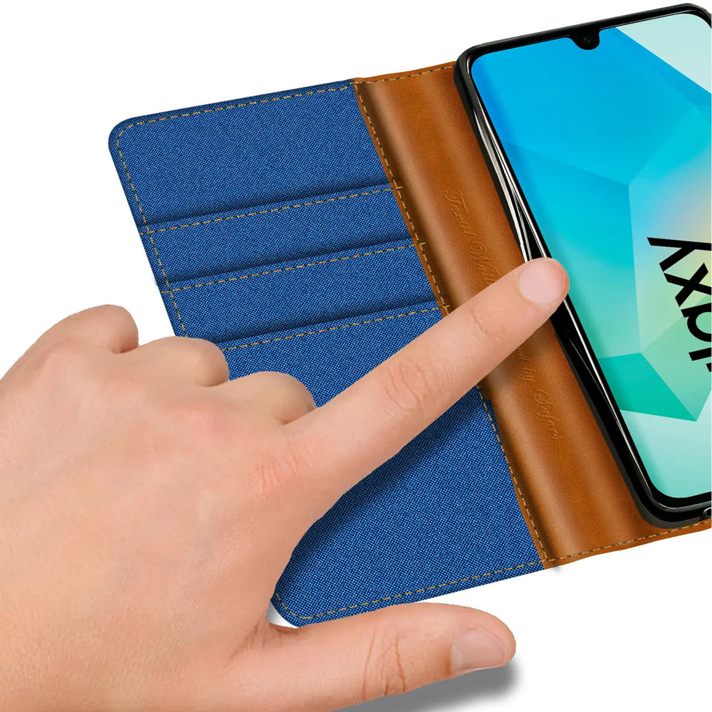 Blaue Textil-Klapphülle mit braunen Lederdetails und Kartenfächern, zeigt Samsung Galaxy A16 5G von oben.
