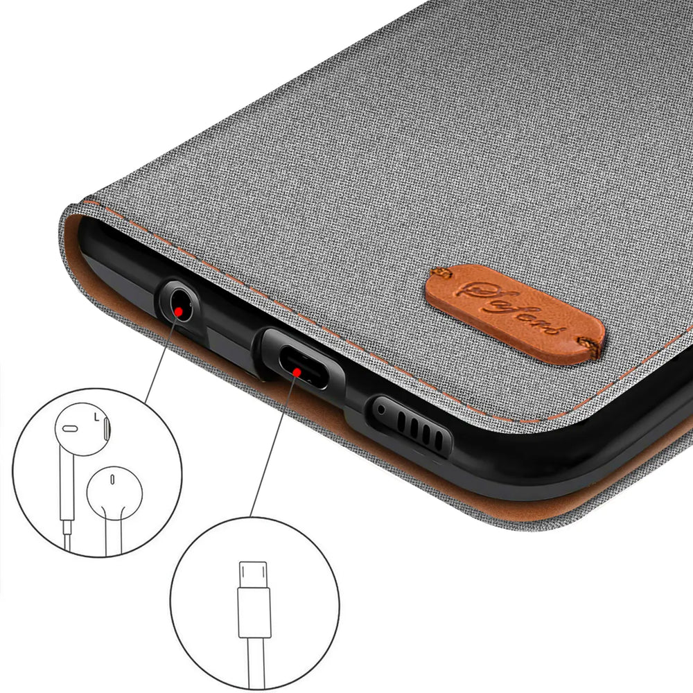 Graue Textil-Klapphülle mit braunem Leder-Patch, Nahaufnahme der Anschlüsse eines Samsung Galaxy A16 5G.