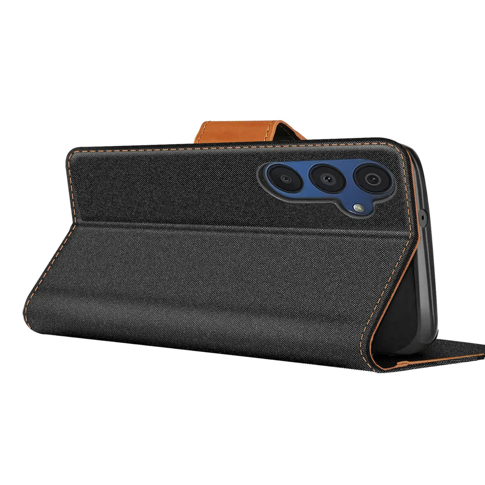 Schwarze Textil-Klapphülle mit braunem Verschluss, seitliche Ansicht, zeigt Samsung Galaxy A16 5G Rückseite.