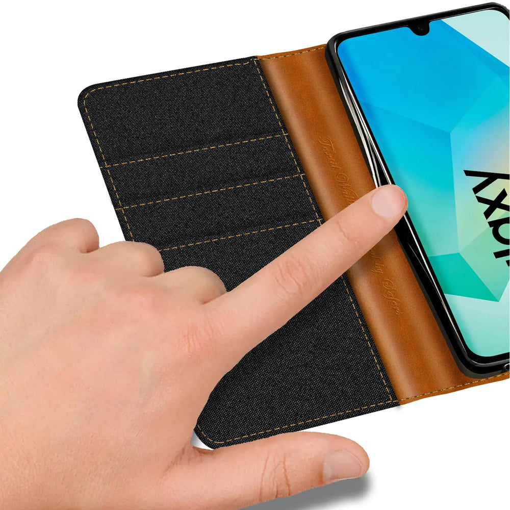 Samsung Galaxy A16 5G Klapphülle, schwarz/braun, Textil/Leder, Finger auf Display