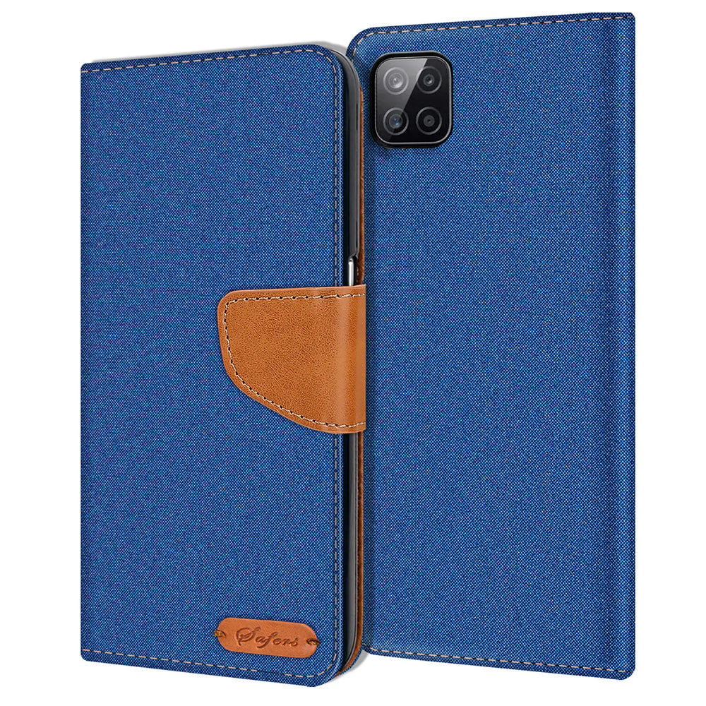 Blaue Textil-Klapphülle mit braunem Lederriemen, offen, zeigt Samsung Galaxy A22 5G Rückseite.