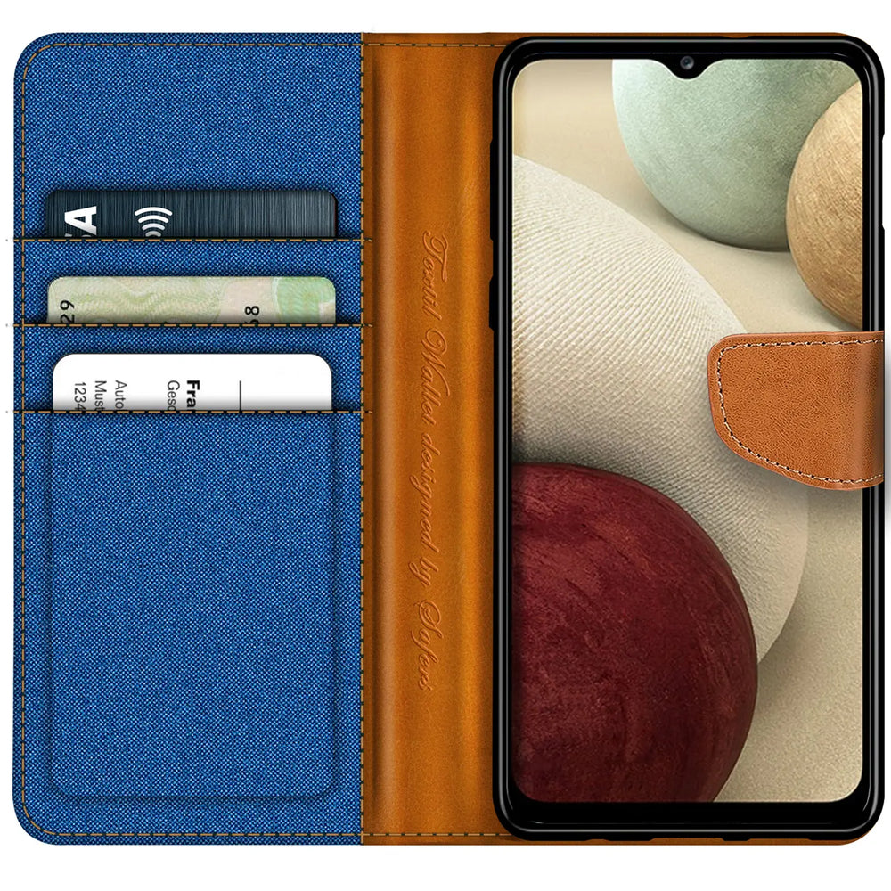 Blaue Textil-Klapphülle mit braunen Lederdetails und Kartenfächern, zeigt Samsung Galaxy A22 5G.