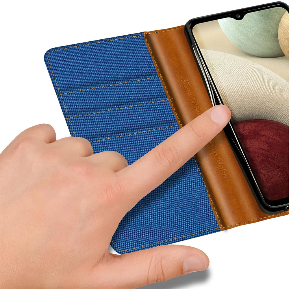 Blaue Textil-Klapphülle mit braunem Lederdetail und Kartenfächern, zeigt Samsung Galaxy A22 5G.