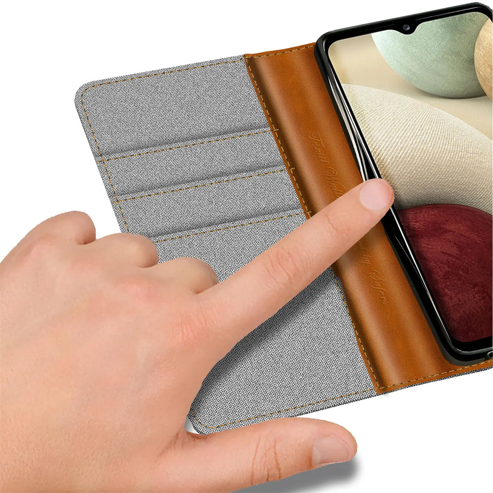 Graue Textilhülle mit braunen Lederdetails, Kartenfächer, Samsung Galaxy A22 5G, Nahaufnahme.