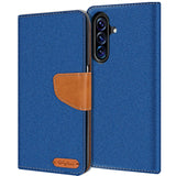 Blaue Textil-Klapphülle mit braunem Lederdetail, offen, zeigt Samsung Galaxy A27 5G Rückseite.