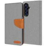 Graue Textil-Klapphülle mit braunem Lederdetail, Vorderansicht, zeigt Samsung Galaxy A27 5G