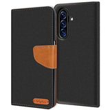 Schwarze Textil-Klapphülle mit braunem Lederdetail, Vorderansicht, zeigt Samsung Galaxy A27 5G