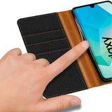 Schwarze Textil-Klapphülle mit braunem Lederdetail, Nahaufnahme, Samsung Galaxy A27 5G.