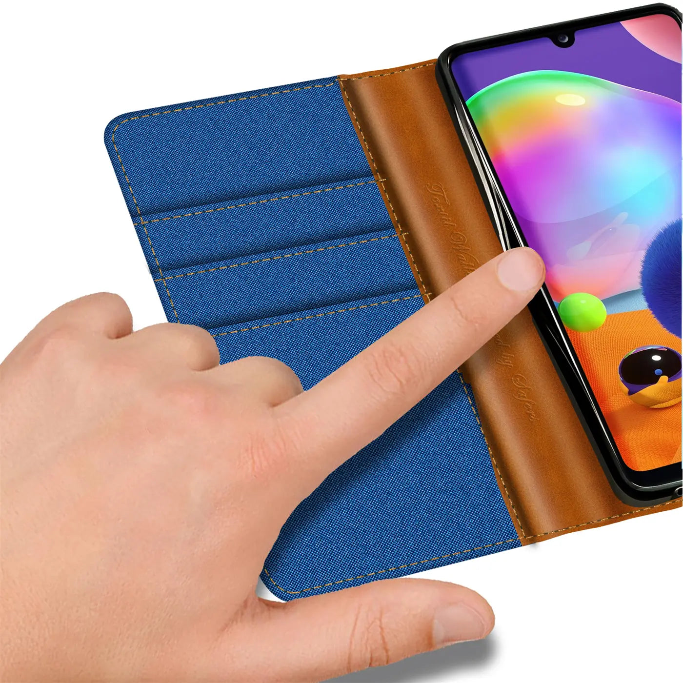 Blaue Textil-Klapphülle mit braunen Lederdetails und Kartenfächern, zeigt Samsung Galaxy A31.
