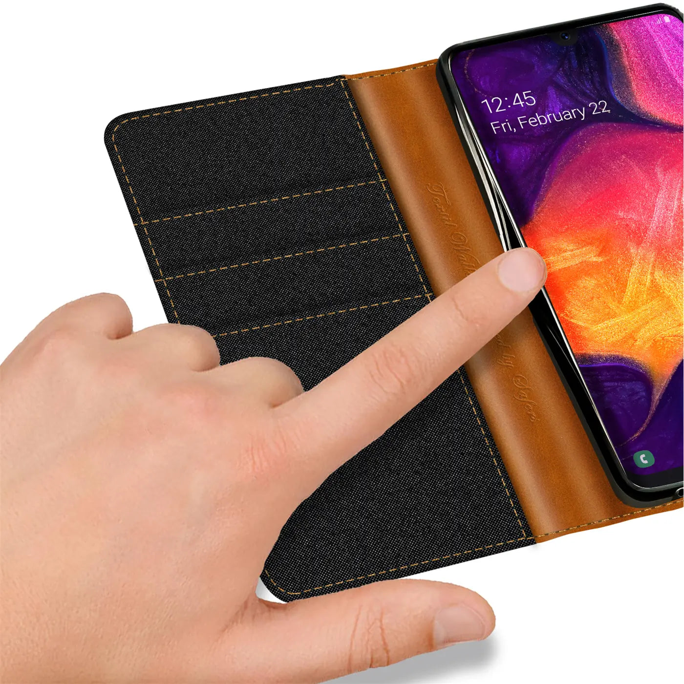 Schwarze Textil-Klapphülle mit braunen Lederdetails, zeigt Samsung Galaxy A50/A30s.