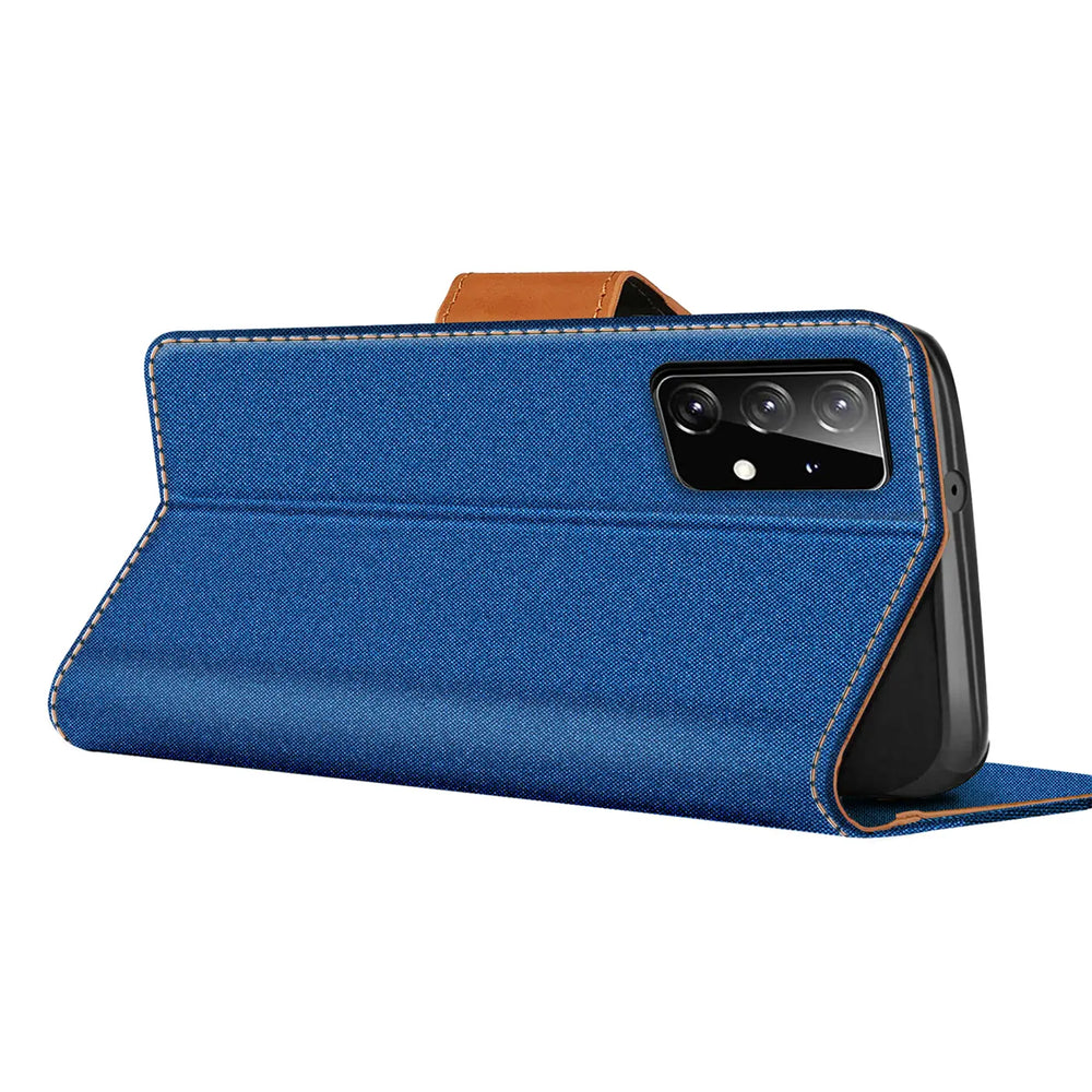 Blaue Textil-Klapphülle mit braunem Lederriemen, Samsung Galaxy A52, Seitenansicht