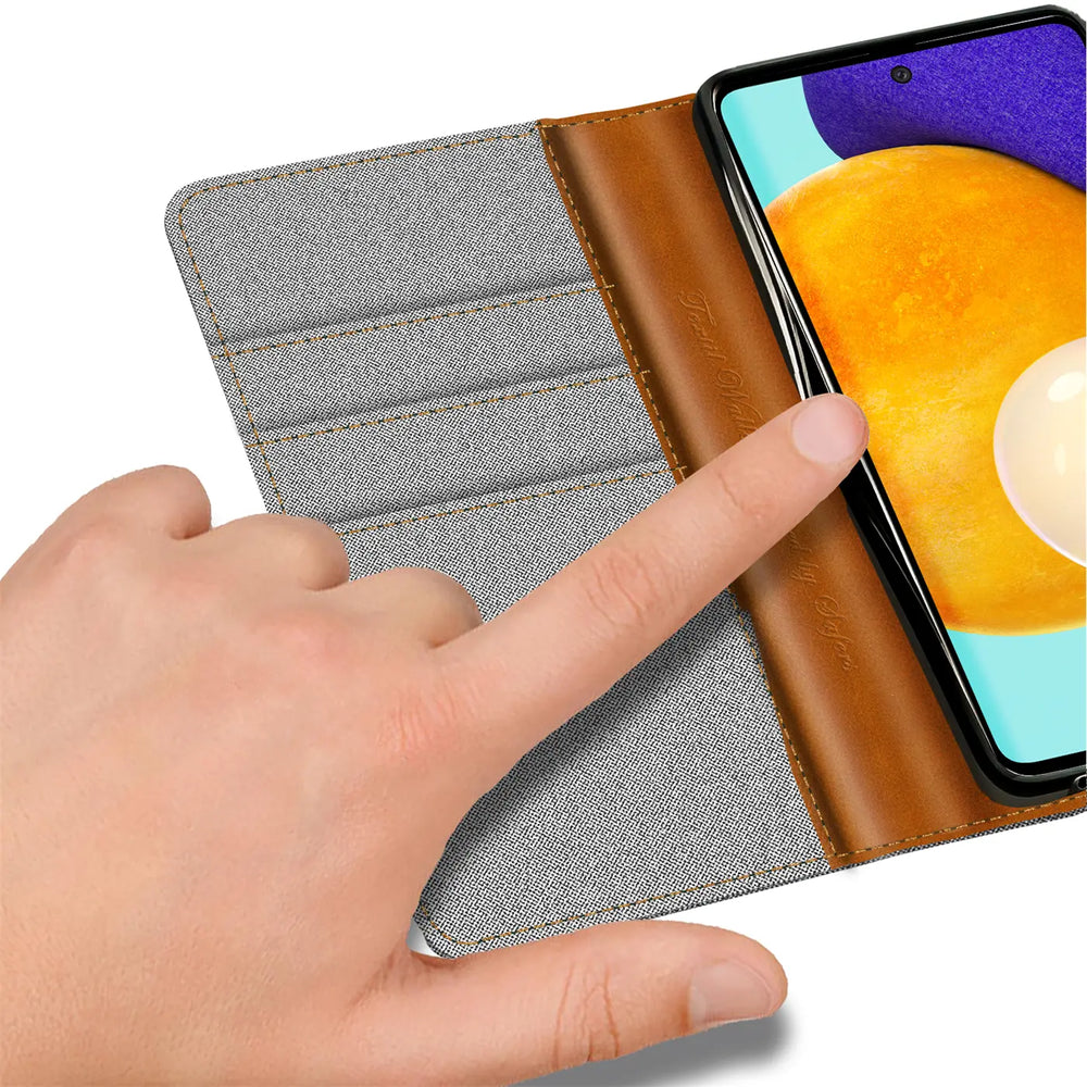 Graue Textil-Klapphülle mit braunen Lederdetails, zeigt Samsung Galaxy A52.