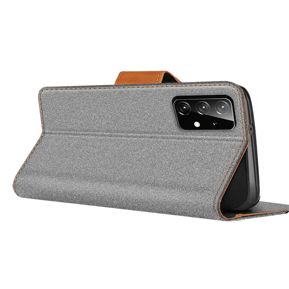 Graue Textil-Klapphülle mit braunem Lederriemen, Samsung Galaxy A52, Seitenansicht.
