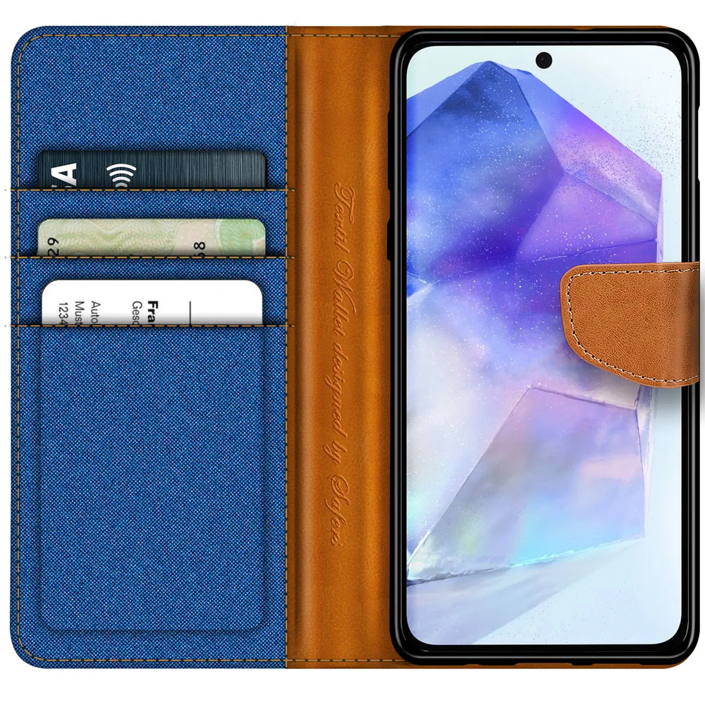 Blaue Textil-Klapphülle mit braunen Lederdetails und Kartenfächern, zeigt Samsung Galaxy A56 5G.