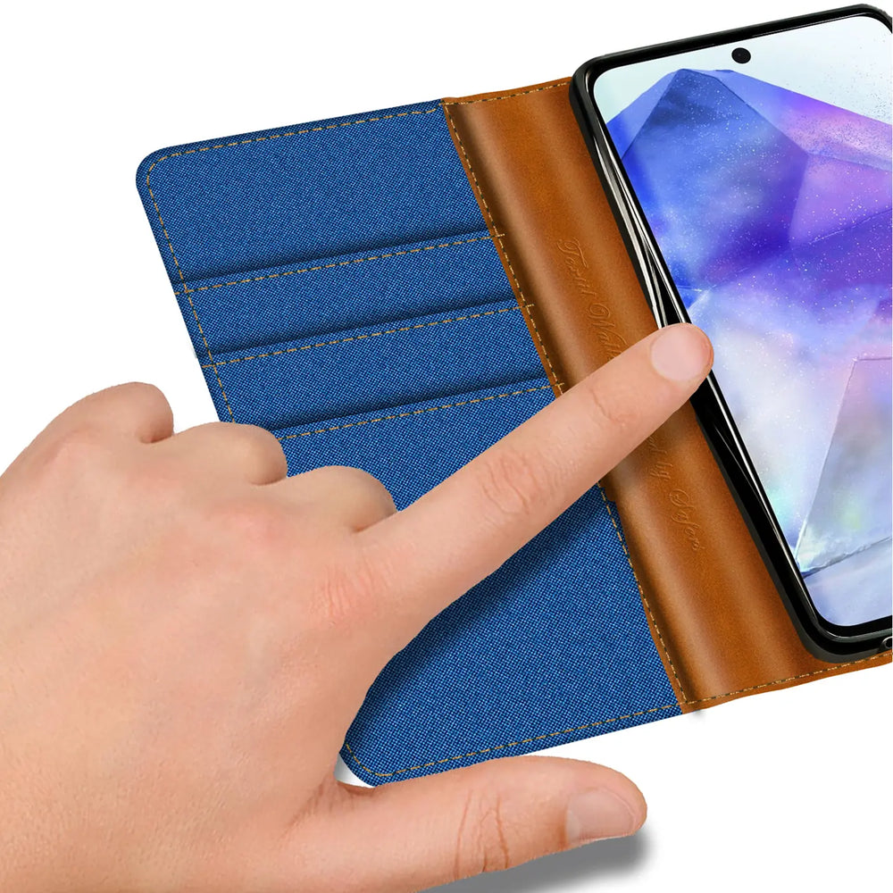 Blaue Textil-Klapphülle mit braunen Lederdetails, Kartenfächer, Samsung Galaxy A56 5G, Nahaufnahme