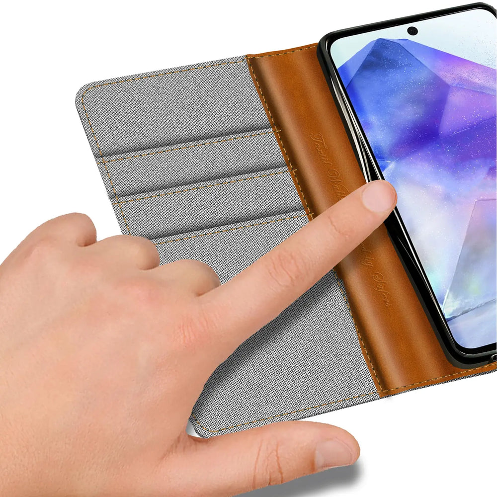 Graue Textil-Klapphülle mit braunen Lederdetails, Kartenfächer, Samsung Galaxy A56 5G.