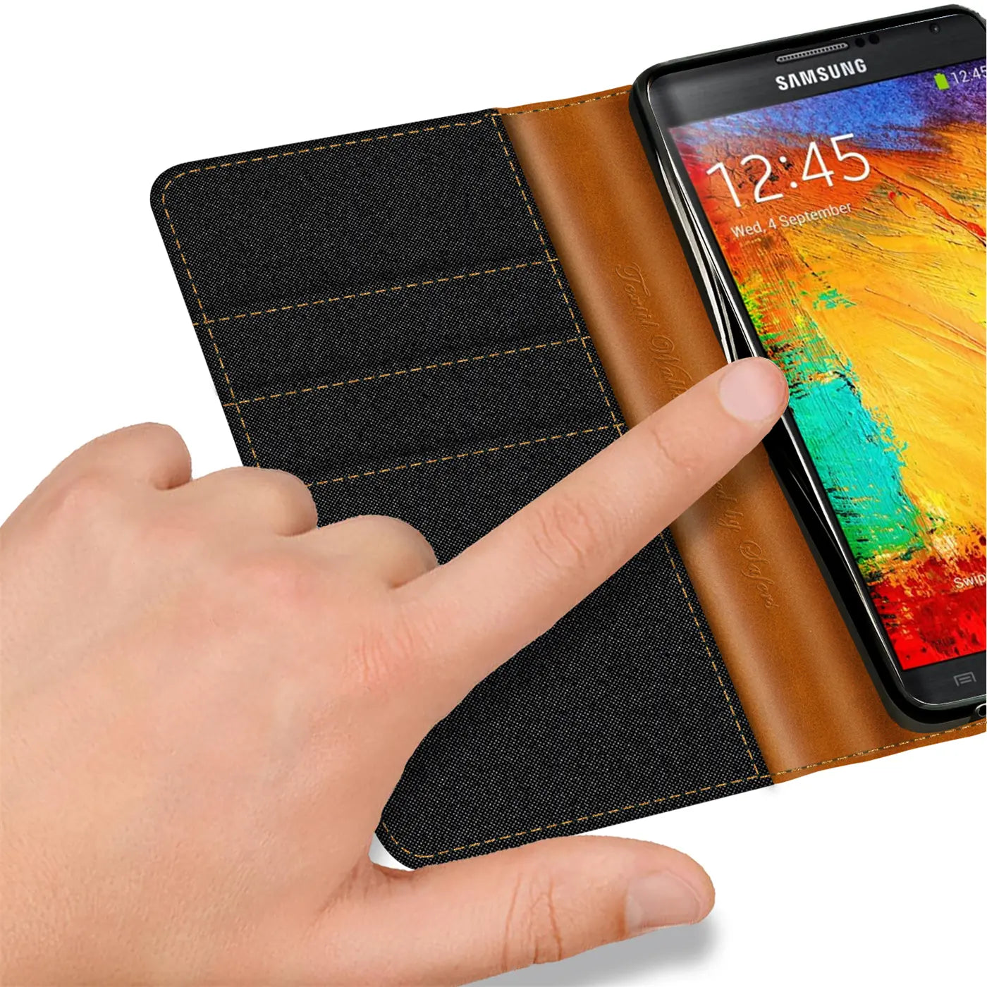 Samsung Galaxy Note 3 in brauner Leder-Klapphülle mit Kartenfach, Nahaufnahme.