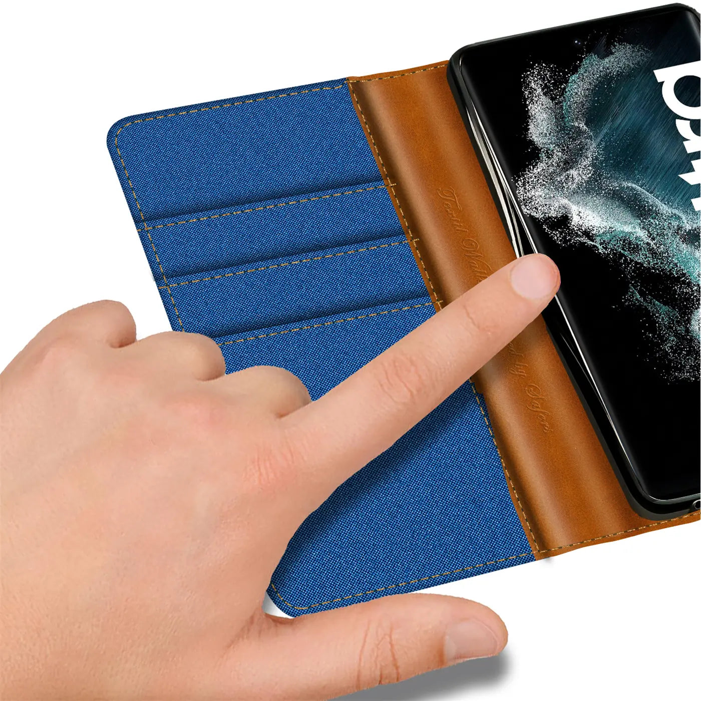 Blaue Textil-Klapphülle mit braunem Lederdetail und Kartenfächern, zeigt Samsung S22 Ultra.