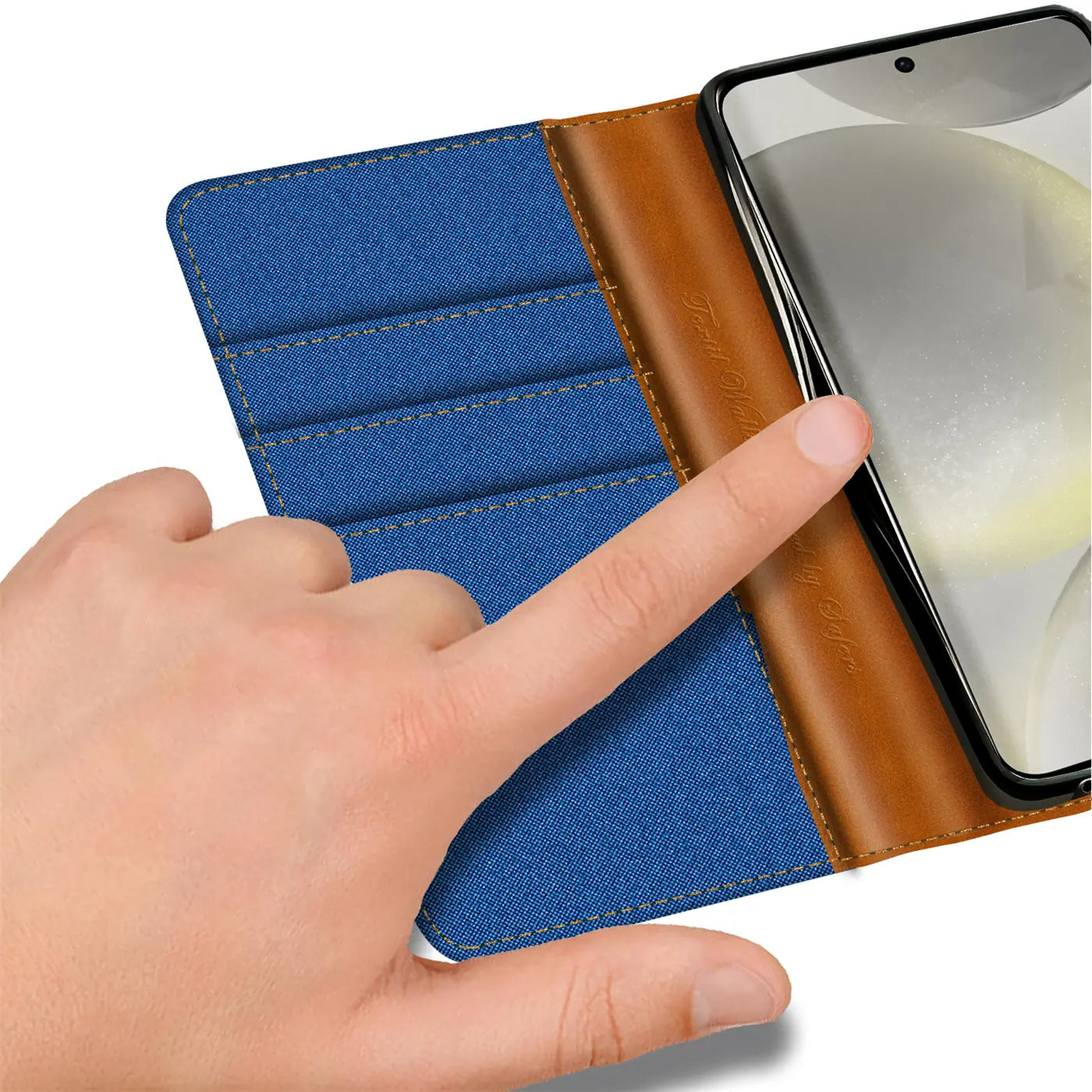 Blaue Textil-Klapphülle mit braunem Lederdetail, Kartenfächern, zeigt ein Samsung Galaxy S24 Plus.