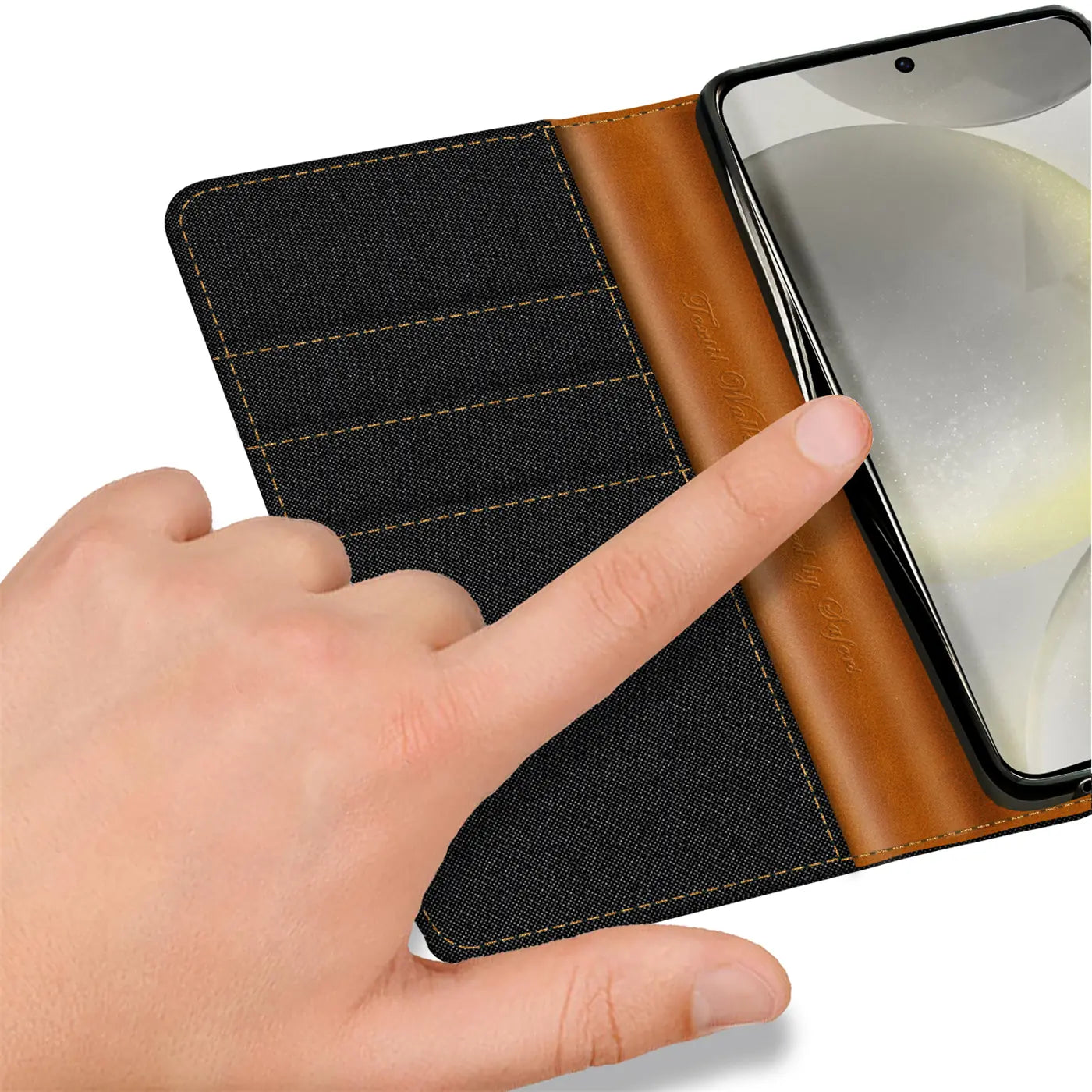 Schwarze Textil-Klapphülle mit braunem Lederdetail, Samsung S24, Kartenfach, Nahaufnahme.