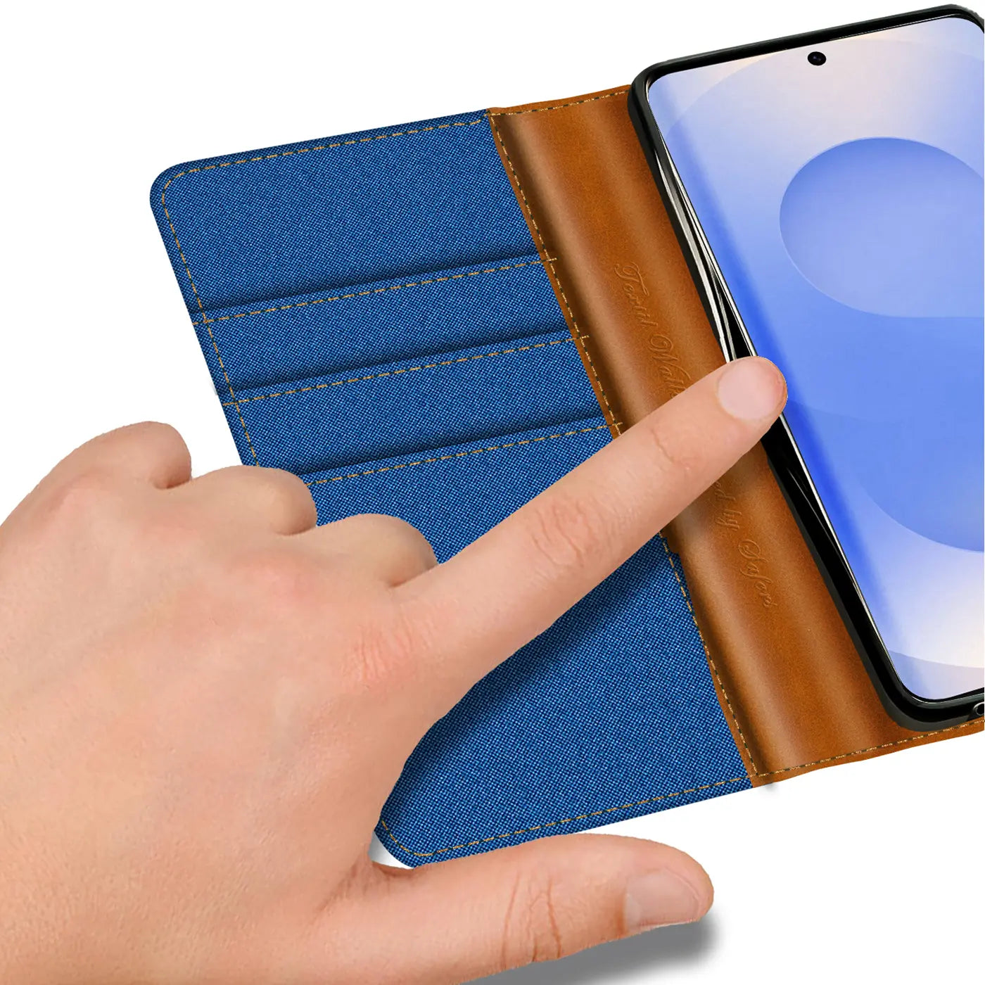 Blaue Textil-Klapphülle mit braunen Lederdetails, Finger berührt Smartphone-Bildschirm.