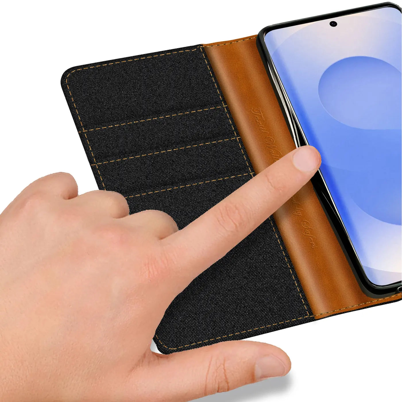 Hand berührt schwarze Textil-Klapphülle mit braunem Leder-Innenleben und Kartenfächern, Samsung S25 FE.
