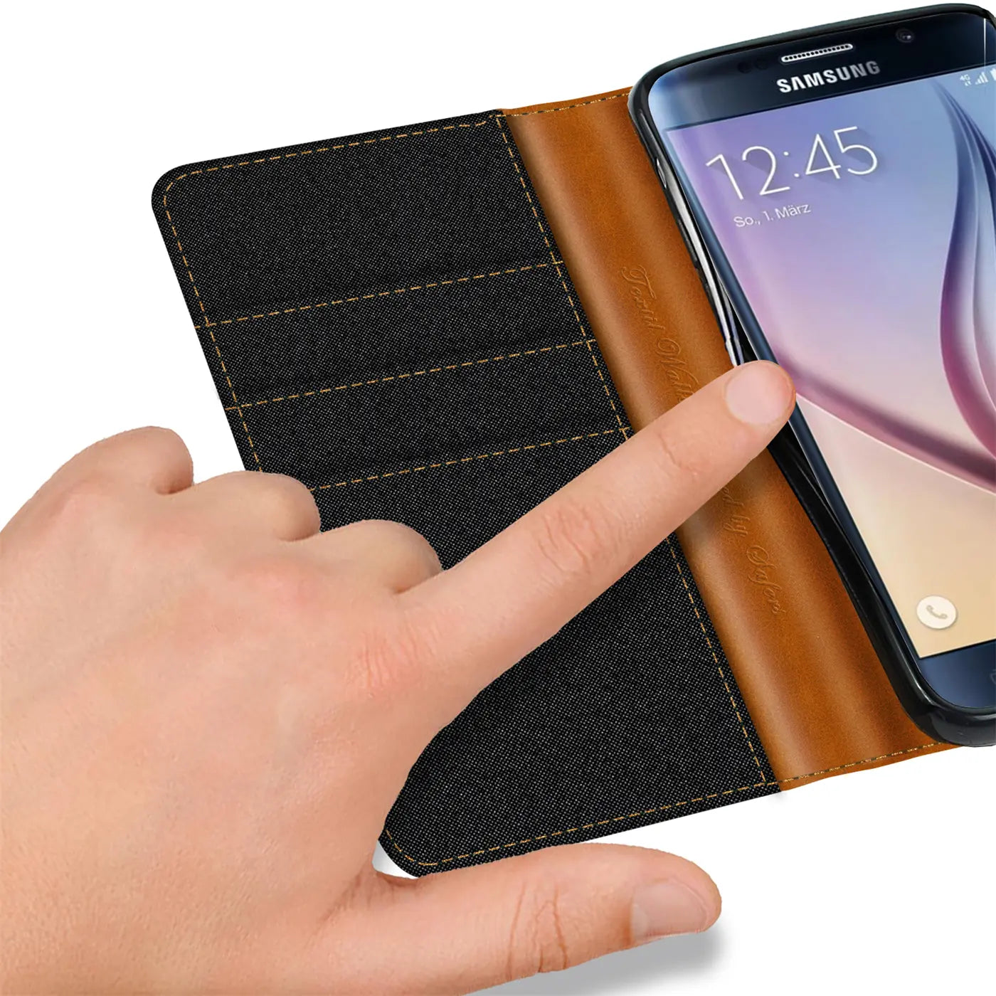 Samsung Galaxy S6 Edge in brauner Leder-Klapphülle mit schwarzem Textil, von oben links.