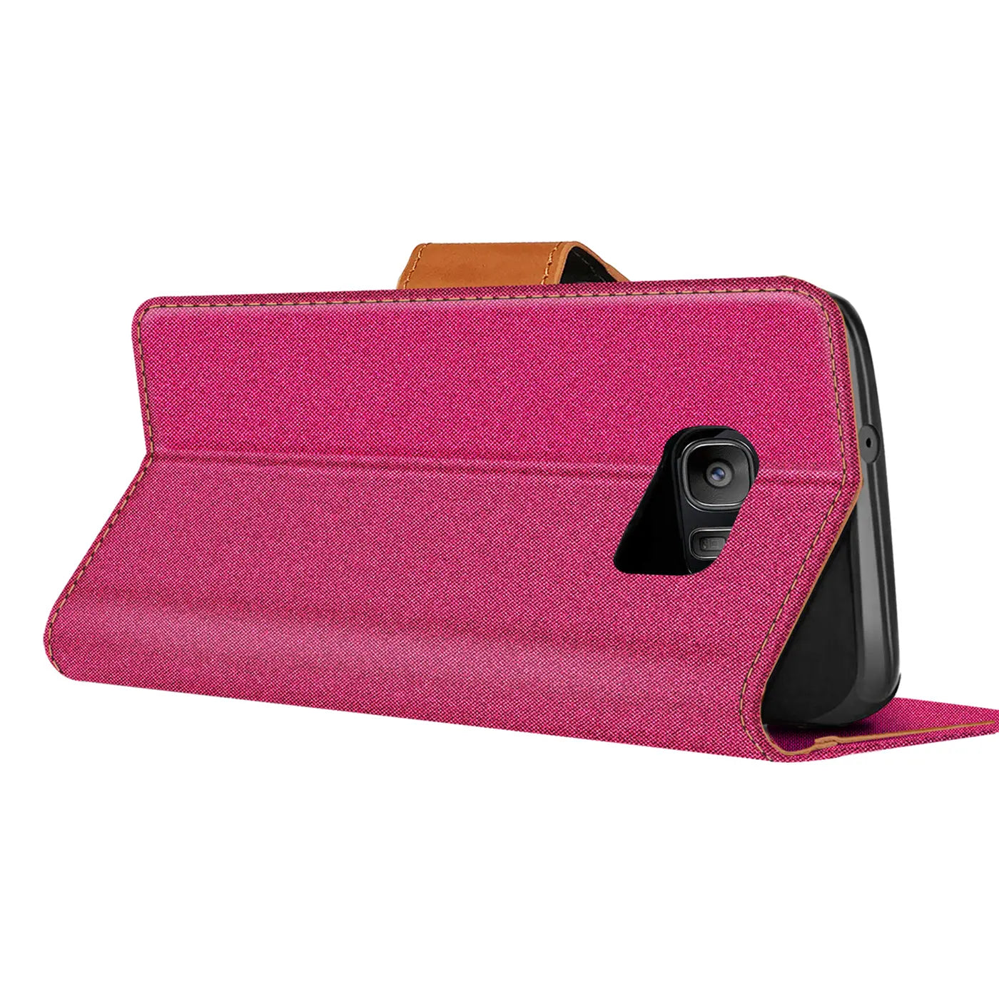 Pink Textil-Klapphülle mit braunem Verschluss, von schräg rechts, zeigt Samsung S7 Kamera.