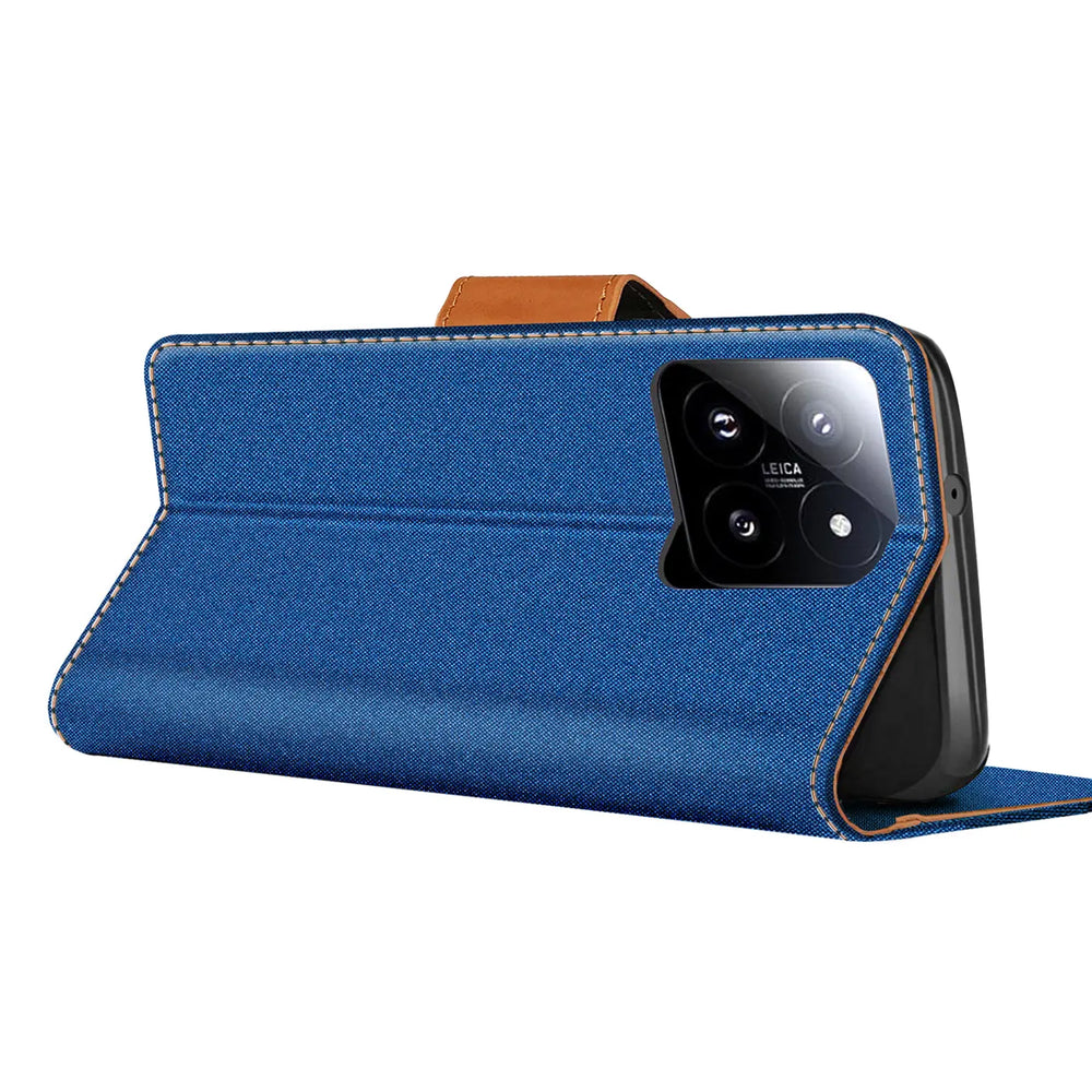 Blaue Textil-Klapphülle mit braunem Lederriemen, seitliche Ansicht, zeigt Smartphone-Kamera.
