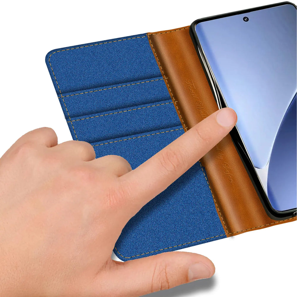 Blaue Textilhülle mit braunem Lederdetail und Kartenfächern für ein Xiaomi 15.