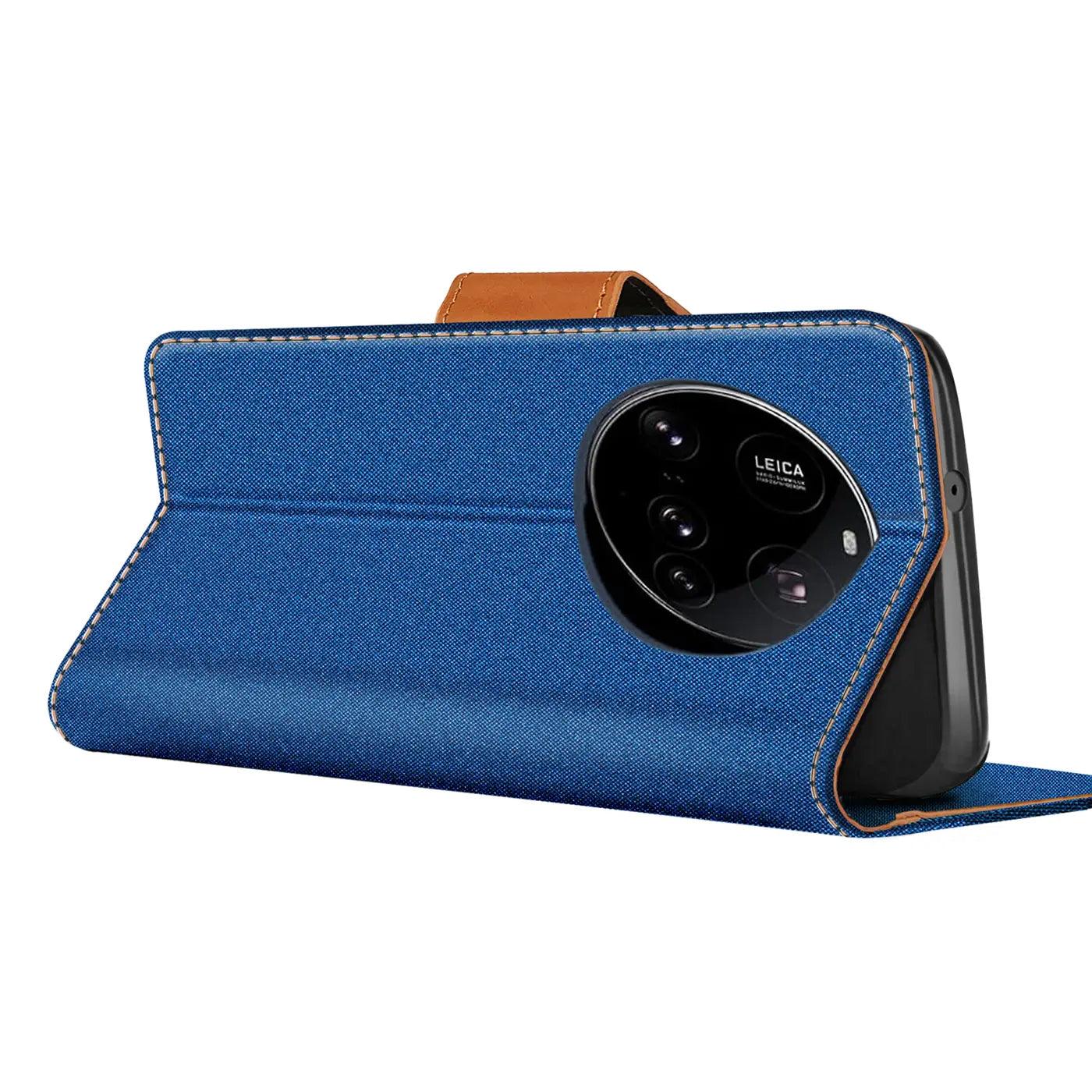 Blaue Textil-Klapphülle mit braunem Lederakzent, seitliche Ansicht, zeigt Kamera des Xiaomi 15 Ultra.