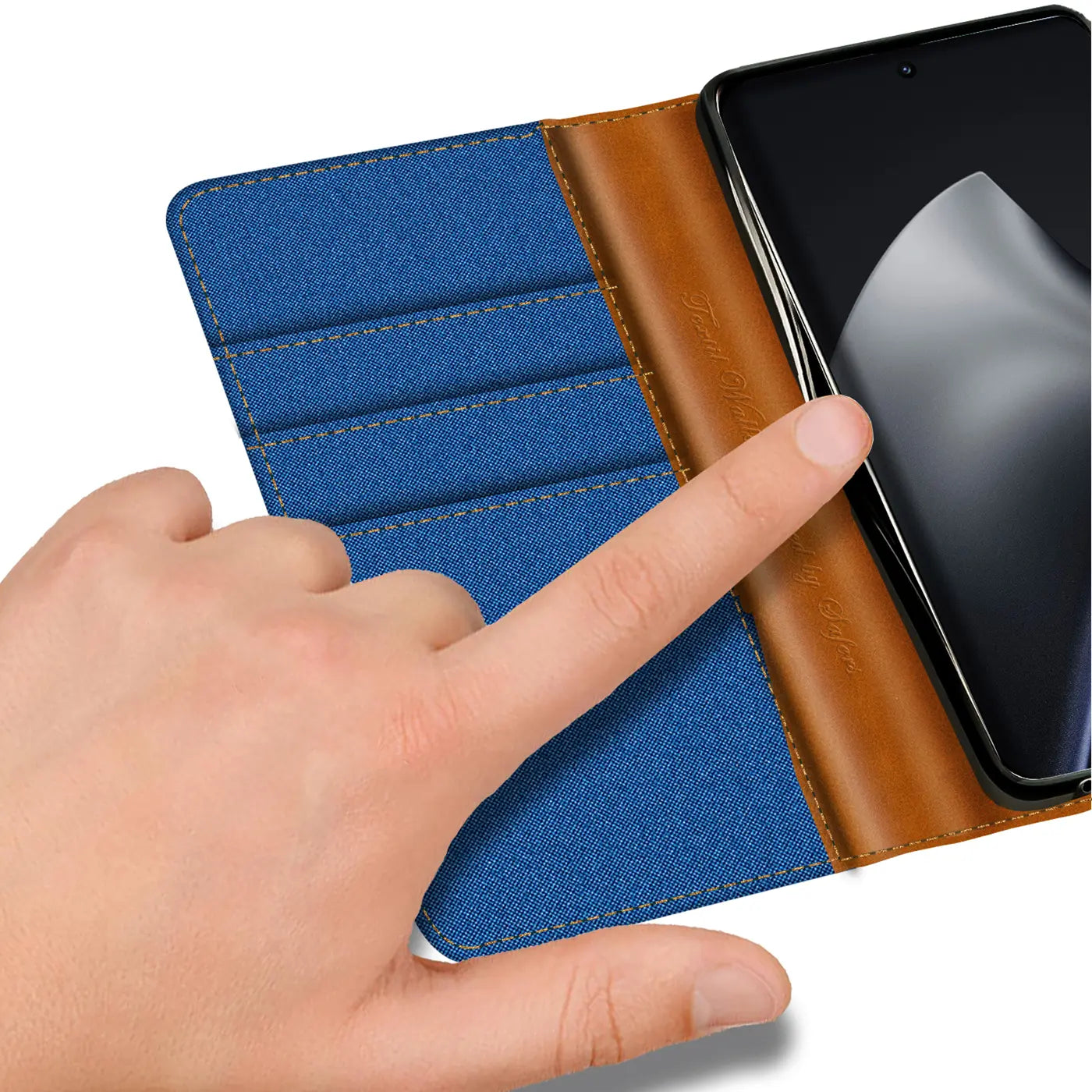 Blaue Textil-Klapphülle mit braunem Leder, Kartenfächern, Finger berührt Smartphone.
