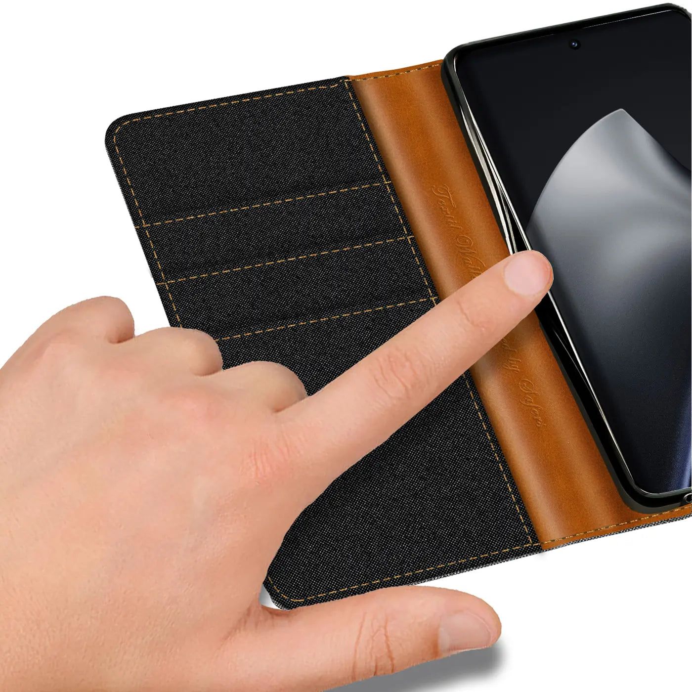 Hand berührt Xiaomi 15T in brauner Textil-Klapphülle mit Kartenfächern.
