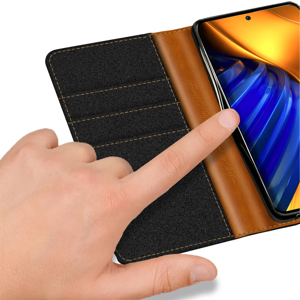 Schwarz-braune Textil-Klapphülle mit Kartenfächern, Nahaufnahme, Xiaomi Poco F4 GT.