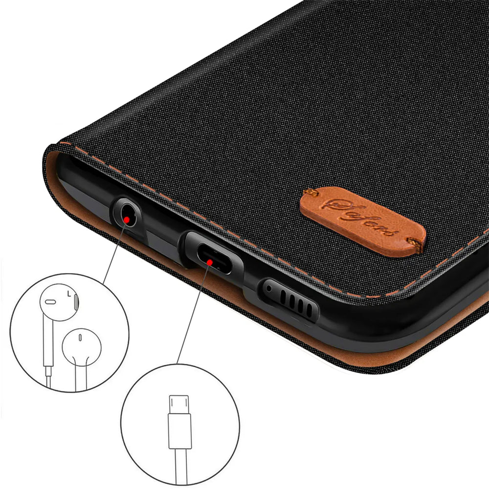 Schwarze Textil-Klapphülle mit braunem Lederdetail, Nahaufnahme der Anschlüsse eines Xiaomi Redmi 12C.