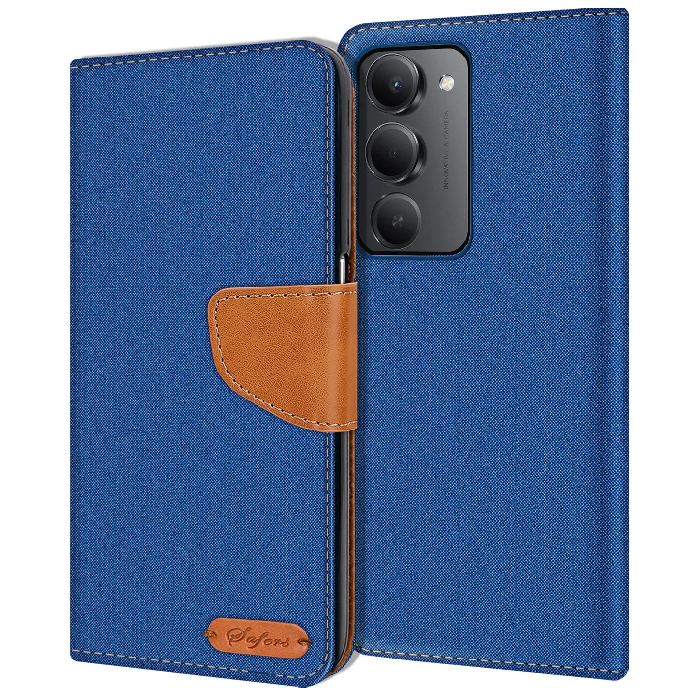 Blaue Textil-Klapphülle mit braunem Lederakzent, offen, zeigt Smartphone mit drei Kameras.