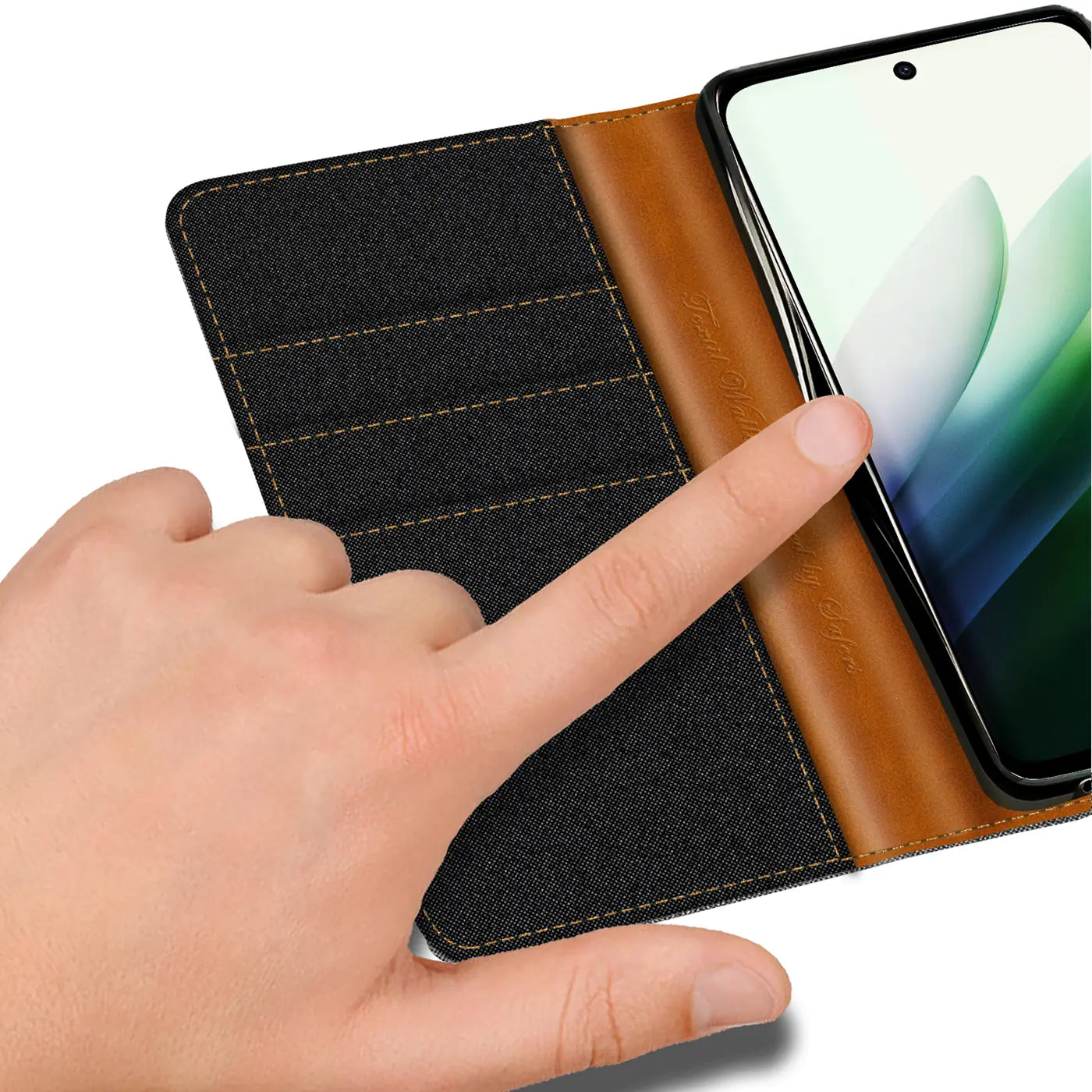 Hand berührt Smartphone in brauner Leder-Textil-Klapphülle mit Kartenfächern.