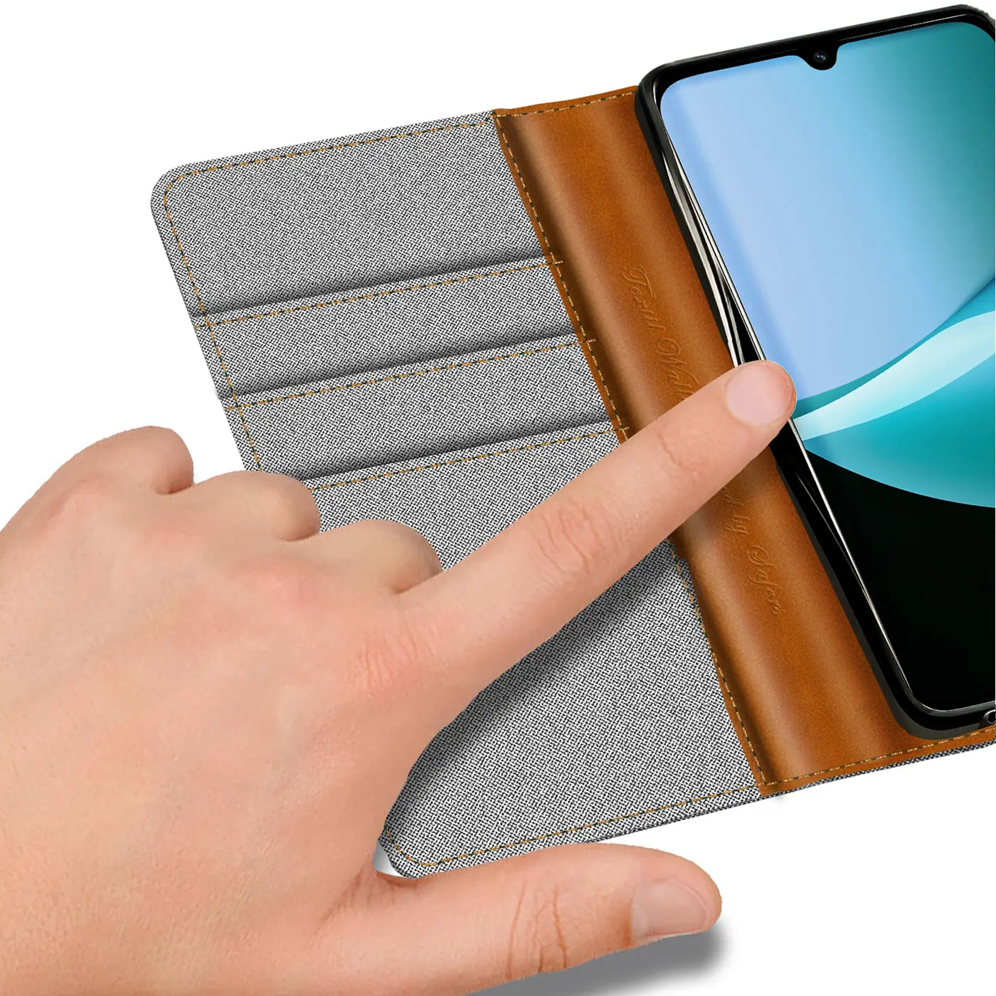Graue Textil-Klapphülle mit braunen Lederakzenten, Kartenfächern, Finger auf Smartphone-Display.